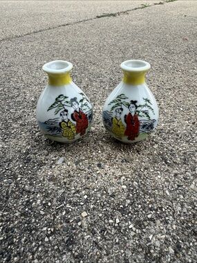 vintage Japanese porcelain bud vases pair